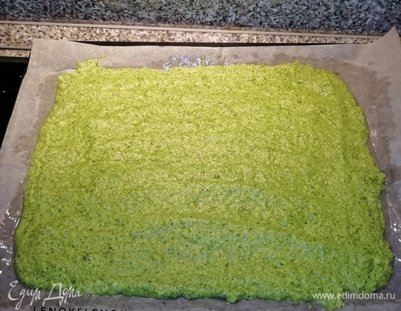 Выстелить противень бумагой для выпечки, смазать растительным маслом. Вылить содержимое миски на противень и разровнять. Выпекать при 180°C около 15 минут.