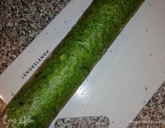 Горячий бисквит сворачиваем в рулет. Оставляем до полного остывания.