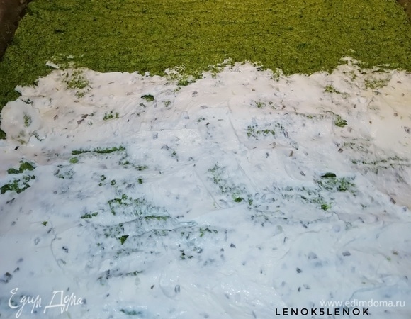 Сверху смазываем творожным сыром. Плотно и аккуратно заворачиваем в рулет.