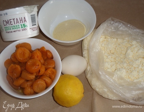 Подготавливаем продукты. Курагу предварительно промываем, заливаем горячей водой и оставляем на 10–15 минут.