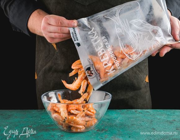 Королевские креветки ТМ «Капитан Вкусов» разморозьте, очистите от панциря.