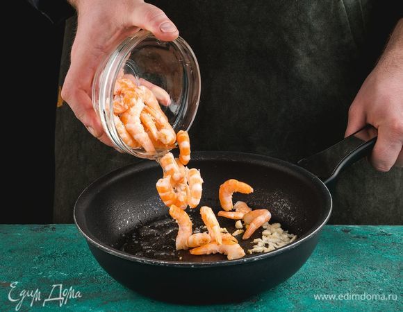 Чеснок измельчите и обжарьте на оливковом масле с креветками.