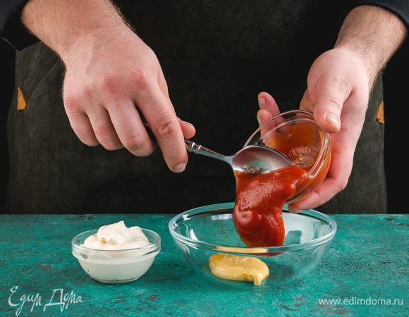 Смешайте кетчуп, майонез, горчицу.