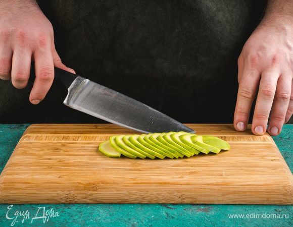 Авокадо нарежьте тонкими слайсами.