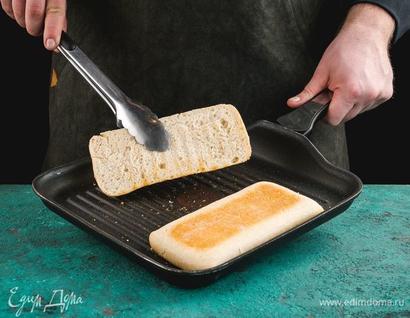 Чиабатту подсушите на сковороде-гриль.