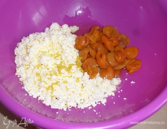 В глубокую чашку выкладываем творог, 125 г распаренной кураги, яичный белок, щепотку соли, цедру 1/2 лимона.