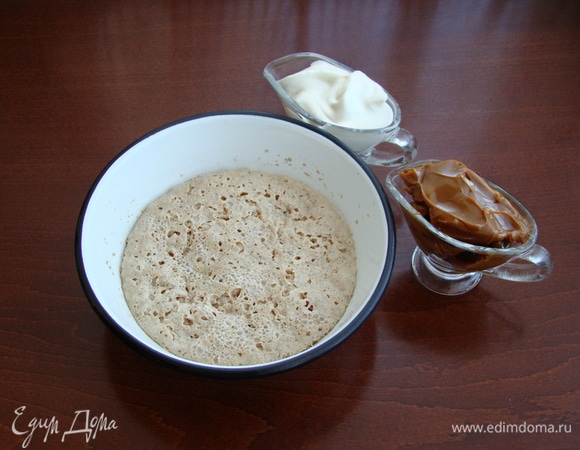 Как только дрожжи поднимутся шапочкой, добавить сметану и вареную сгущенку комнатной температуры. Перемешать.