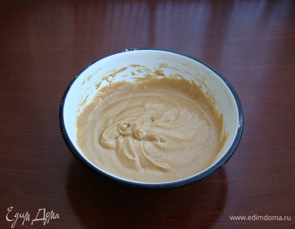 К смеси добавить 2 ст. л. муки и, перемешав до однородности, опять поставить в теплое место.