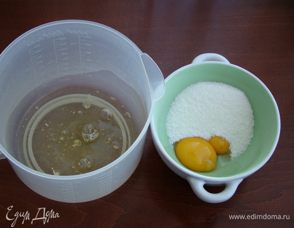 Отделить белки от желтков. Белки поставить в холодильник. А к желткам всыпать сахар.