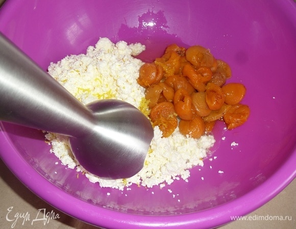 Доводим массу до однородного состояния с помощью блендера.