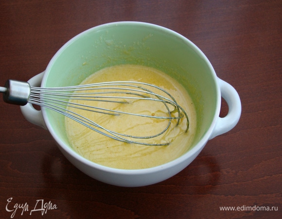 Желтки с сахаром тщательно перемешать.
