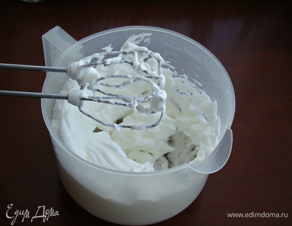 Белки взбить со щепоткой соли в пышную устойчивую пену.