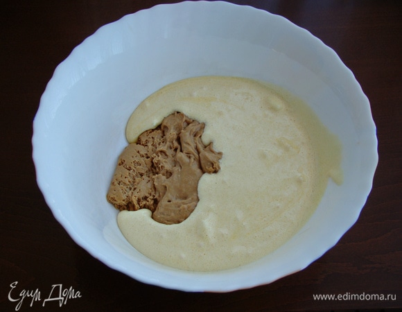 В большой миске смешать подошедшие дрожжи и взбитые желтки с сахаром.