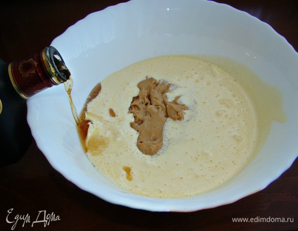 Влить 2 ст. л. коньяка от общего количества. Все перемешать.