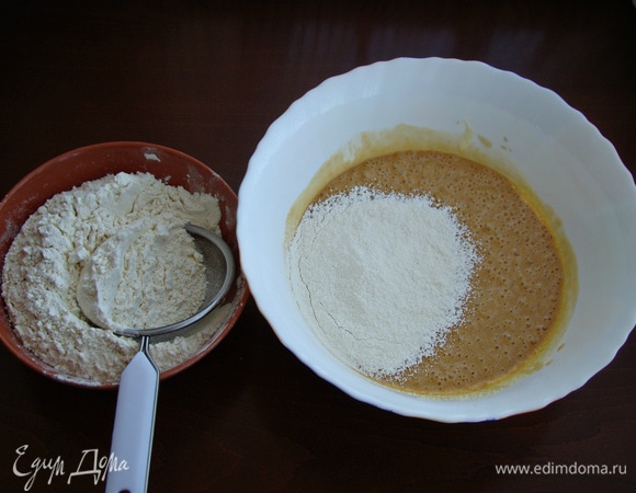 К смеси частями всыпать муку, каждый раз перемешивая до однородности.
