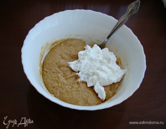 Затем частями добавить взбитые белки. Все перемешать.