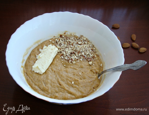 К массе добавить измельченный миндаль и сливочное масло комнатной температуры. Все перемешать.