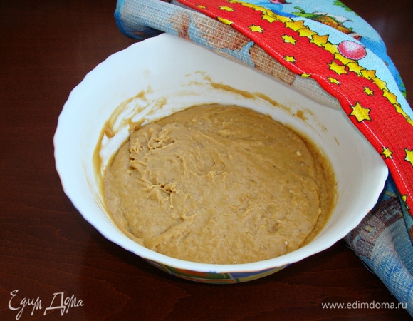 Миску с тестом накрыть салфеткой и поставить в теплое место для подъема.