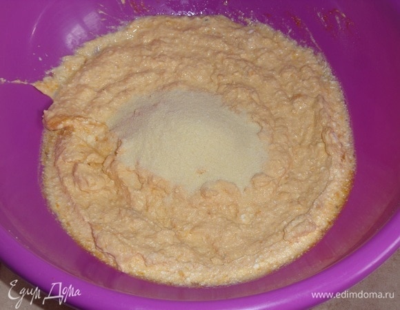 В чашку с творожной массой добавляем семолину.