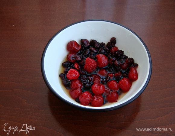 Пока подходит наше тесто, подготовим клюкву и вишню. Для этого ягоды залить кипятком, воду слить и залить 3 ст. л. коньяка.