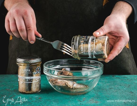 Сайру ТМ «Капитан Вкусов» достаньте из банки, разомните вилкой.