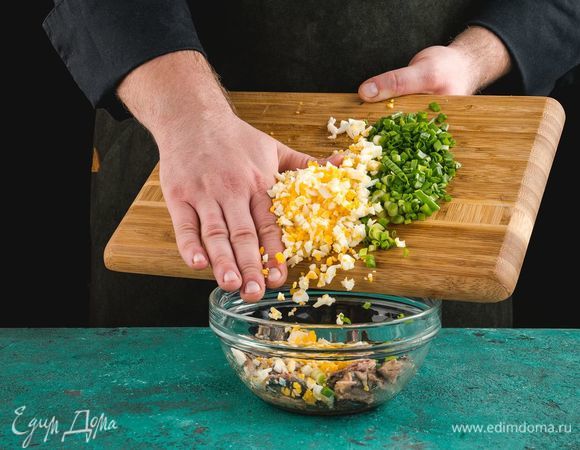 Добавьте к сайре нарезанные отварные яйца и зеленый лук.
