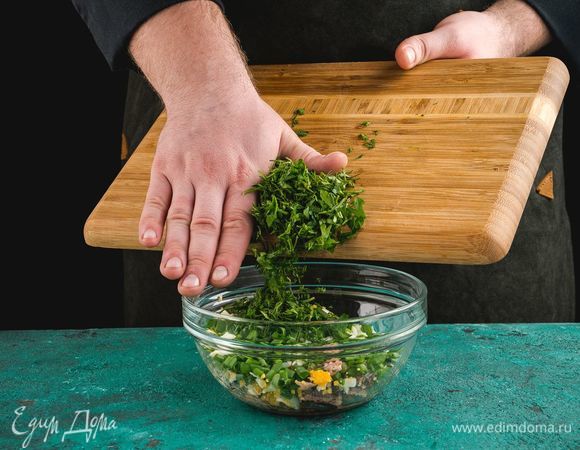 Добавьте мелко нарезанную зелень.