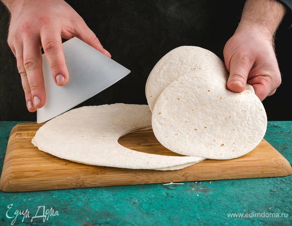 Из тортильи вырежьте формой круги среднего размера.
