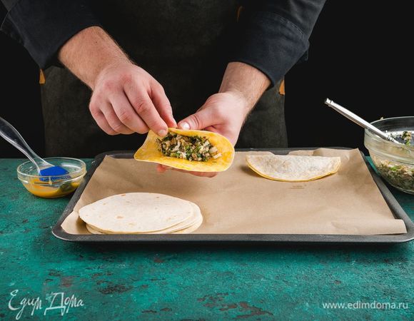 Положите в центр круга начинку, защипните края.