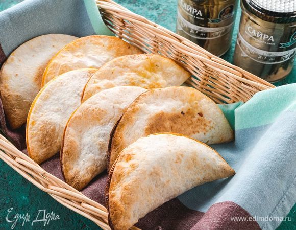 Выпекайте при температуре 180°C в течение 20–25 минут. Ароматные пирожки готовы. Пора угощаться!