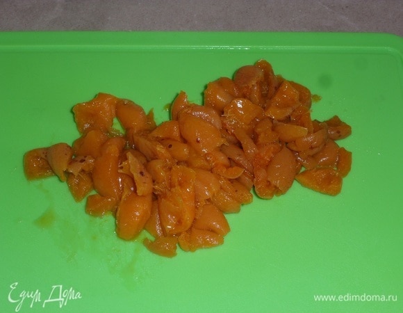 Нарезаем оставшуюся курагу (125 г).