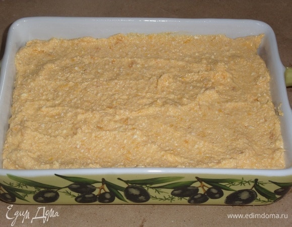 В форму для запекания выкладываем 2/3 объема творожной массы. Равномерно распределяем.