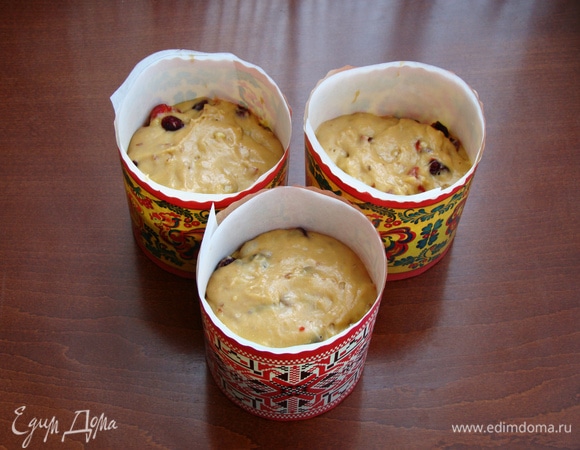 Разложить тесто в подготовленные формочки для выпечки (примерно на 1/2) , поставить в теплое место минут на 15.