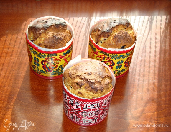 Выпекать куличи в разогретой до 170°C духовке примерно минут 35 (до сухой лучинки). Куличики освободить от формы и дать полностью остыть.