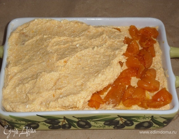 Затем выкладываем оставшуюся творожную массу. Равномерно распределяем.