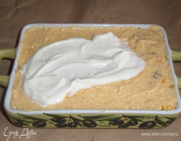 Смазываем сметаной.