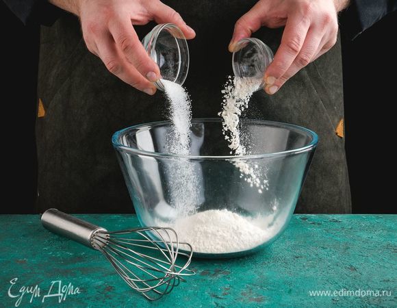 Приготовьте тесто для блинов. <span>Смешайте сахар, соду и муку, тщательно перемешайте, чтобы не было комочков.</span>