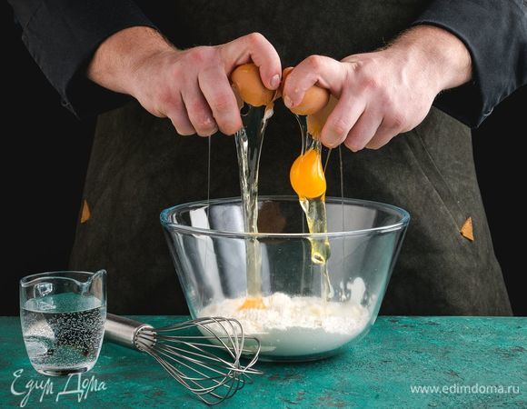 Д<span>обавьте яйца, соль и перемешайте.</span>