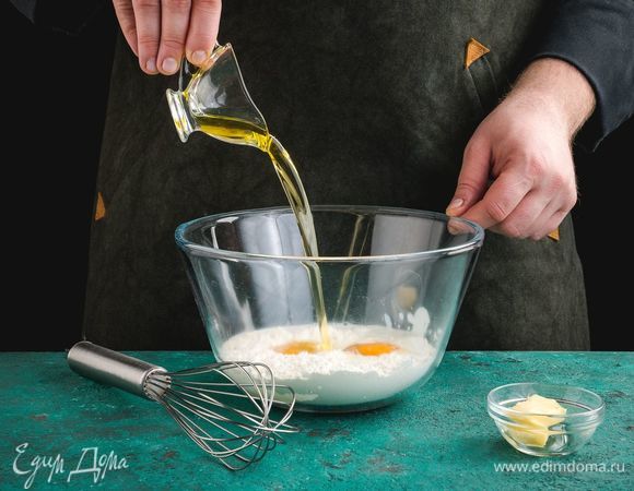 Добавьте растительное и сливочное масло, снова перемешайте.