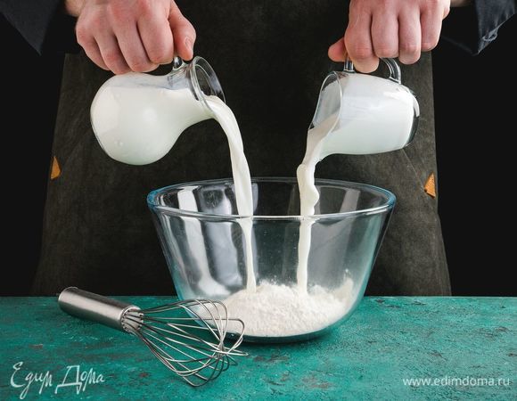 Влейте молоко и кефир. Добавьте кипяток, тщательно перемешайте.