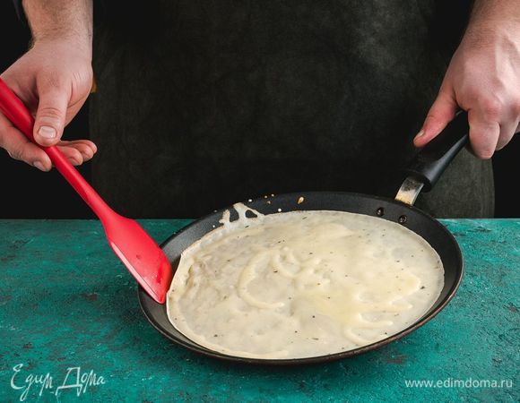 Выпекайте блины на разогретой сковороде, смазанной маслом.