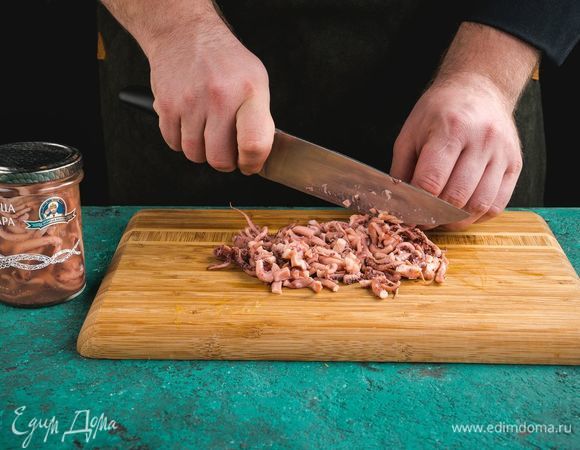 Щупальца кальмара ТМ «Капитан Вкусов» достаньте из банки, мелко нарежьте.