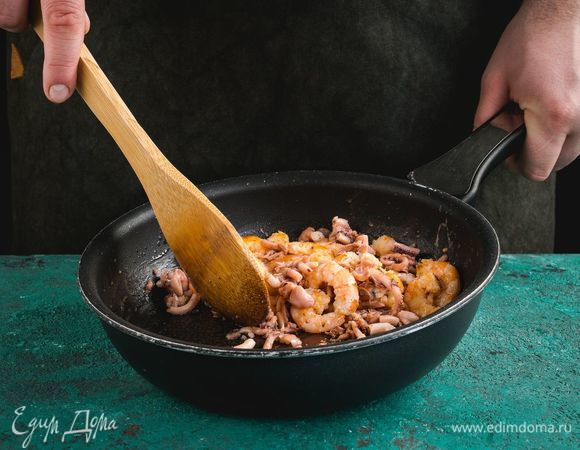 Обжарьте креветки и кальмары.