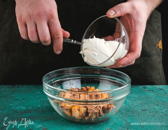 Приготовьте начинку, смешав креветки, щупальца кальмаров и творожный сыр.