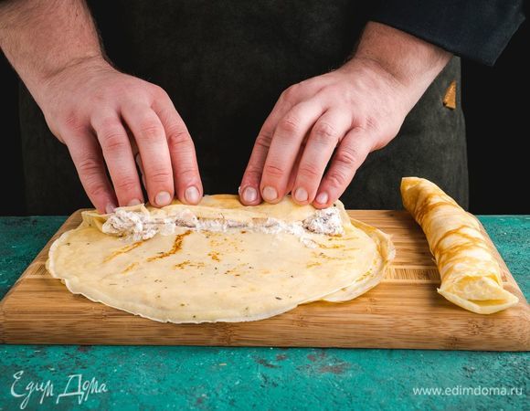 На каждый блин выложите начинку, сверните в трубочку.