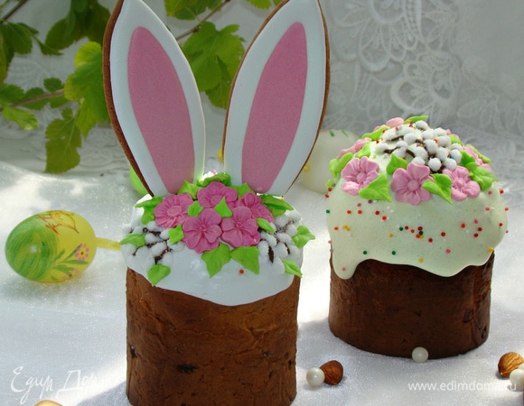 Увидев вот такую забавную идею оформления куличиков, не осталась равнодушной. Приятно удивить и порадовать близких такими забавными пасхальными кроликами.