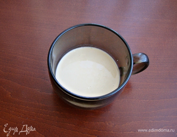 Смешать в 50 мл теплой воды сухие дрожжи. Добавить сахар и 1 ст. л. муки. Перемешать и поставить в теплое место минут на 10.