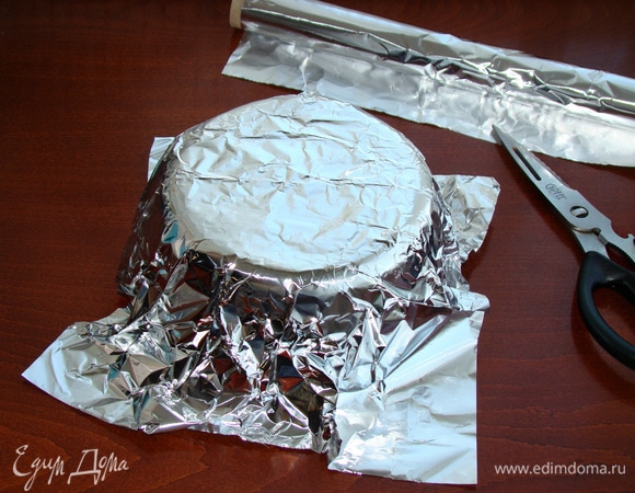 Пока тесто подходит, подготовить форму для выпечки. Для этого подойдет любая огнеупорная посуда. Обтянуть фольгой и смазать растительным маслом.