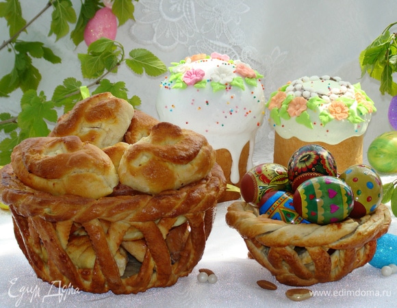 Теперь можно уложить пасхальные угощения и подать к праздничному столу!