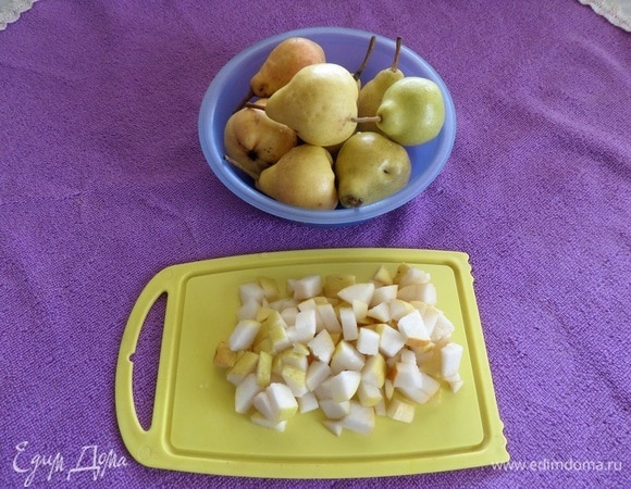 Пока подходит тесто, подготовим начинку. Промываем, очищаем и нарезаем груши.